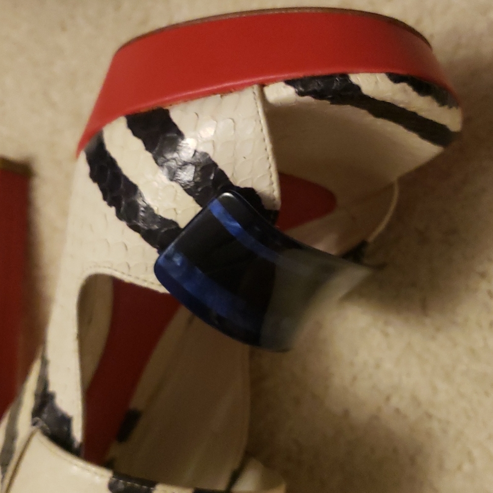 Alexander mcqueen size 39 color red white black and a little blue 💙 100% Authen - Picture 16 of 17